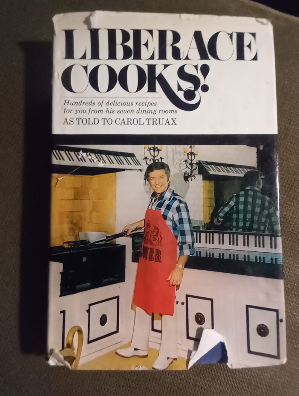 LIBERACE COOKS
